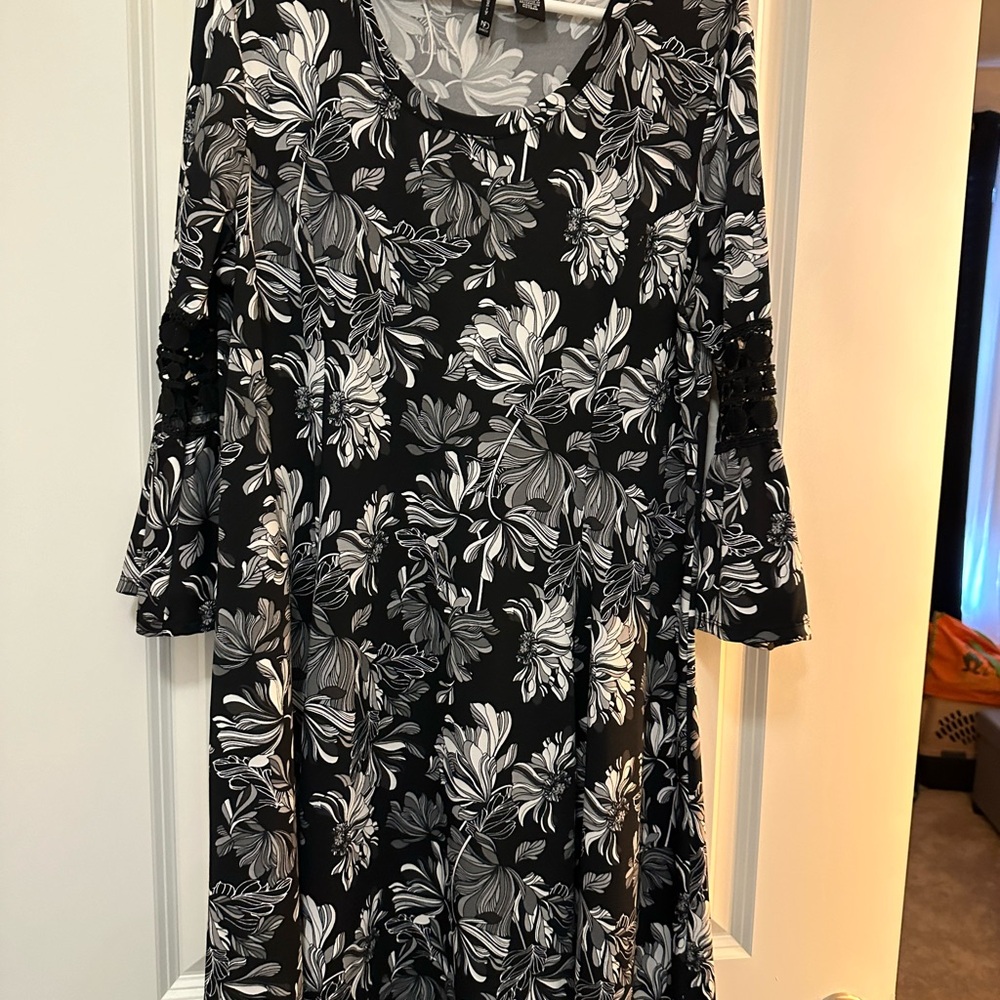 New Directions Black and White Floral Dress